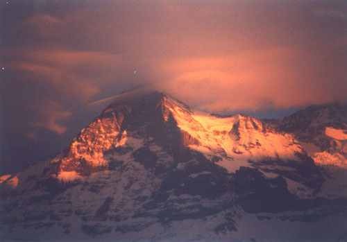 Приказка за великана и трите джуджета