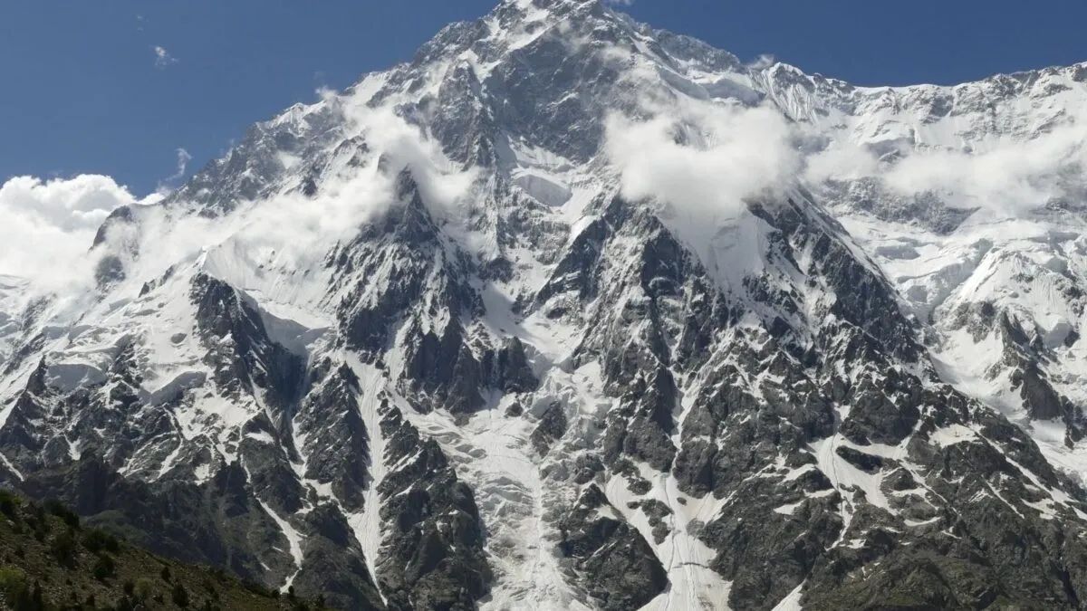 Опит за соло по Рупалската стена