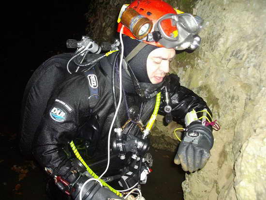 Фори посрещна Нова година под водата в карстовия извор Глава Панега