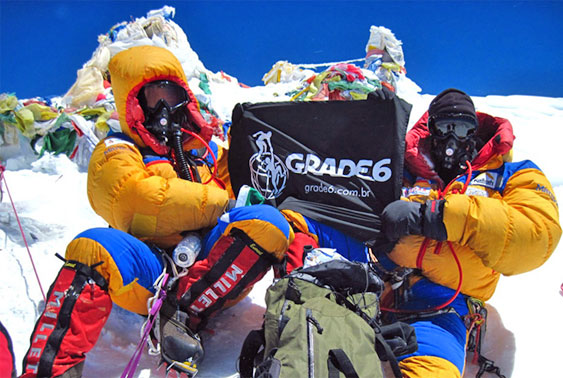 Силни ветрове провалиха полет от Еверест