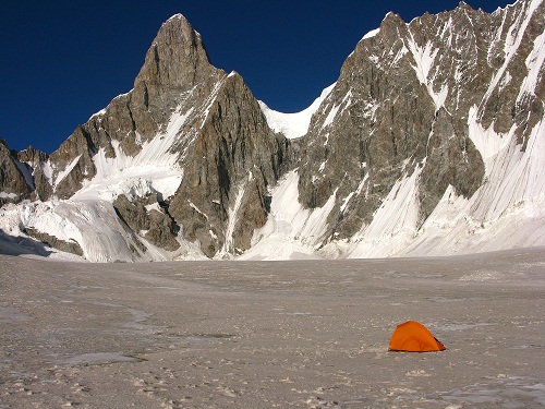 Опит за премиера на скалната кула Таху Ратум