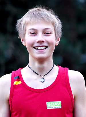 Алекс Мегос кове желязото, докато е горещо