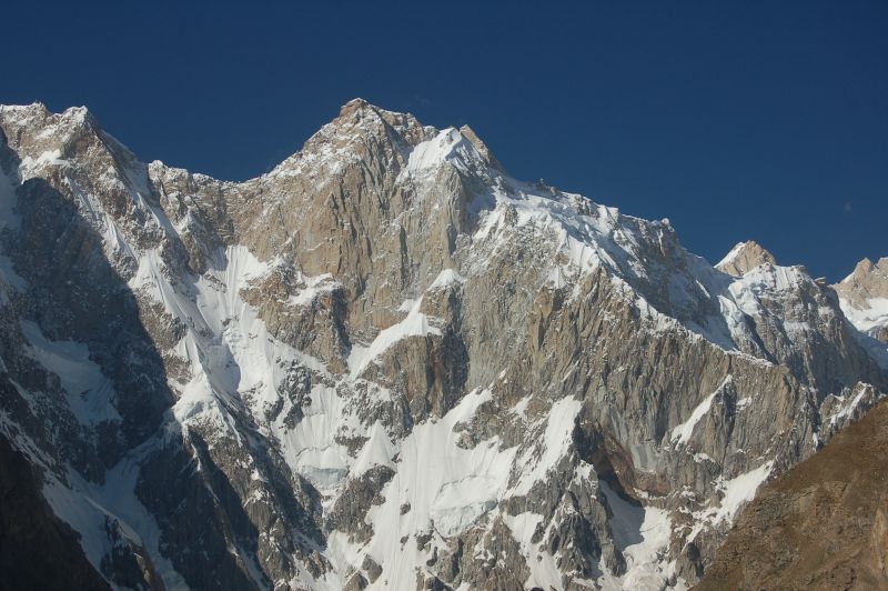 Нов опит на девствения Източен връх на Кунянг Чиш