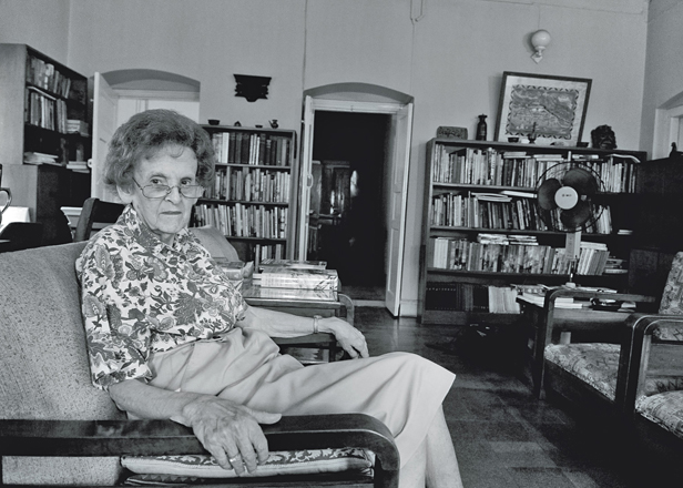 Мис Хоули на 90 години