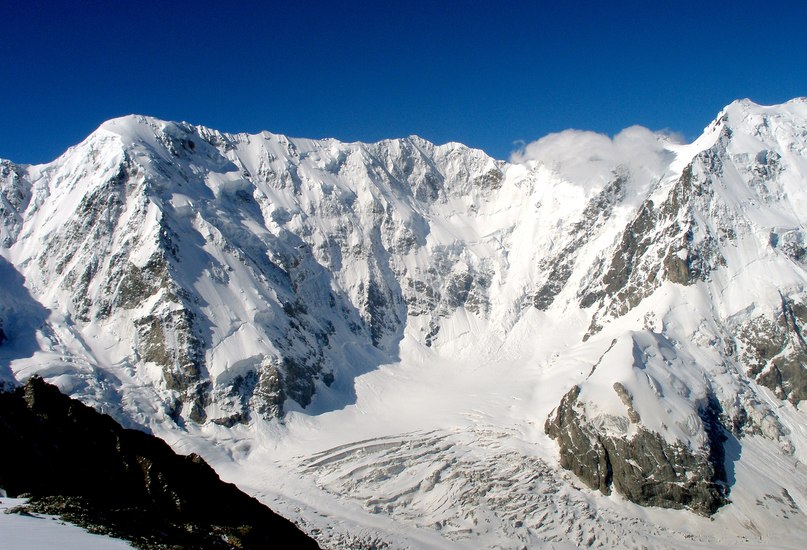Първи зимен траверс на Безенгийската стена