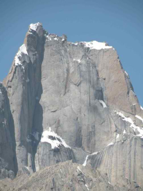 Две дами срещу скалната “крепост” Шафат