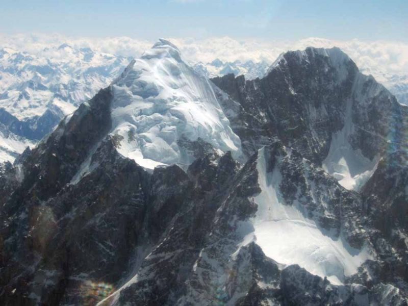 Два трагични инцидента на най-високия връх в Югоизточна Азия