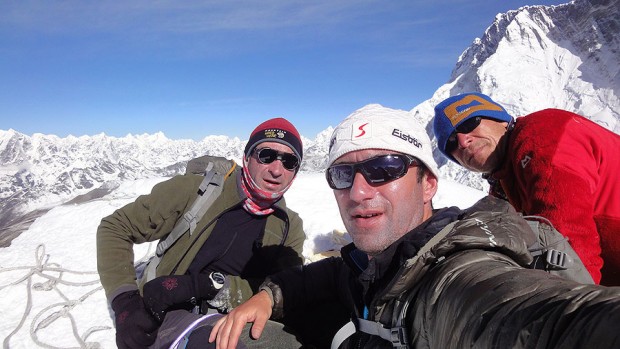 Опит за нов маршрут и спускане със ски от Манаслу