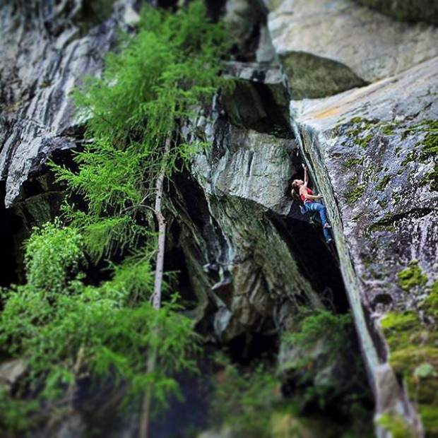 Барбара Цангерл по един от най-хубавите маршрути в Йотцтал – “Schwarzer Schwan” (8c)