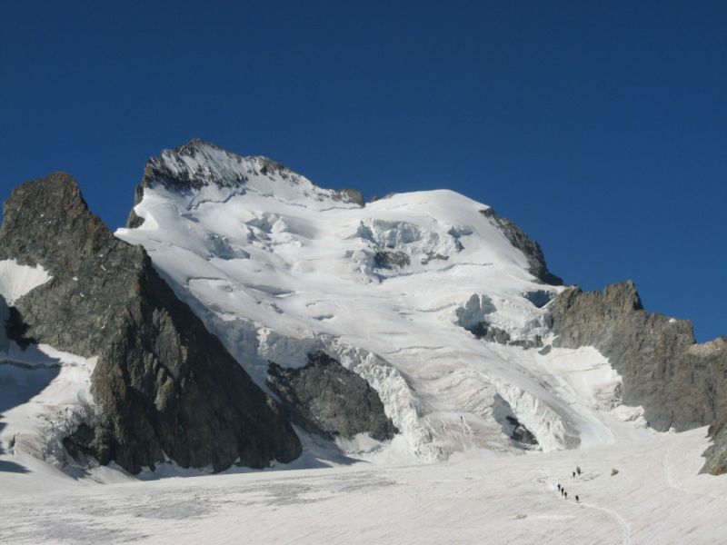 Лавина погреба седем души във Френските Алпи