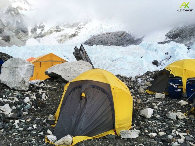 Появиха се зимни базови лагери в подножията на Еверест и Манаслу