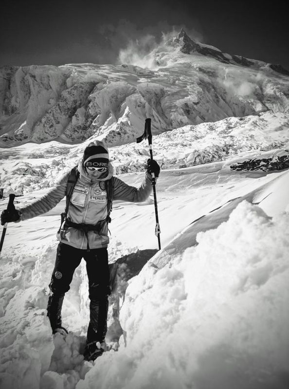 Ели Револ води тежка битка с два и половина метра сняг на Манаслу