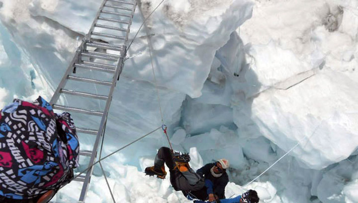 “Алпинисти от Русия тръгват към “Зоната на смъртта”, за да капсулират телата на замръзналите в леда”