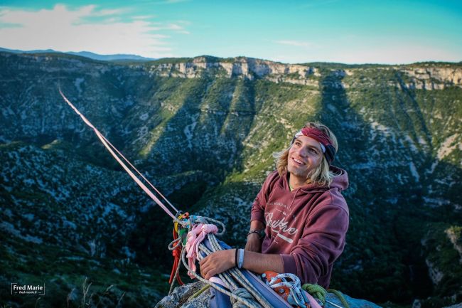Рекорден highline – за първи път човек изминава над една миля по високо опънато въже!