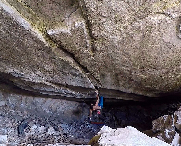 Премиерни проблеми на Алберто Рокасолано по гранитния таван на пещерата Пеикс