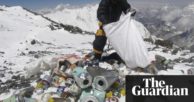 Тази пролет от тибетските склонове на Еверест бяха свалени 8,5 тона боклуци