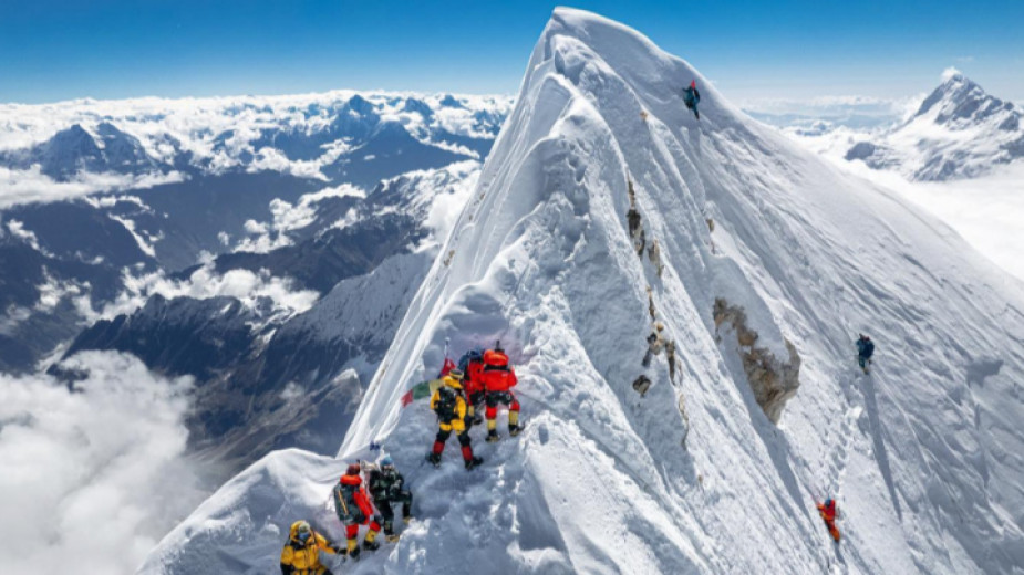 Изглежда най-после е изкачена най-високата точка на Манаслу от комерсиална експедиция