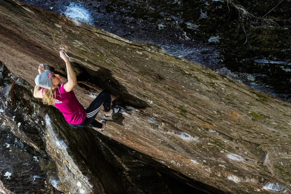 Яня Гарнбрет премина “Bügeleisen Sit” 8С